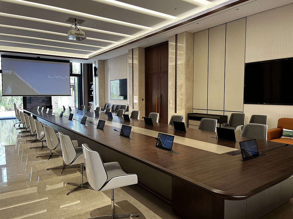 Laatste bedrijfscasus over LYLN Uitschuifbare Monitoren in Spanje